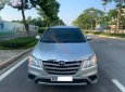 Toyota Innova   2.0E  2015 - Bán ô tô Toyota Innova 2.0E đời 2015, màu bạc xe gia đình, giá chỉ 399 triệu