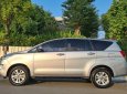 Toyota Innova 2017 - Cần bán gấp Toyota Innova năm sản xuất 2017, màu xám