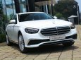 Mercedes-Benz 2022 - Bán ô tô Mercedes-Benz E200 năm 2022, màu trắng siêu đẹp, giá cạnh tranh