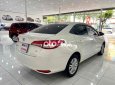 Toyota Vios 2019 - Cần bán gấp Toyota Vios 1.5E AT sản xuất năm 2019, màu trắng xe gia đình