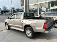 Toyota Hilux 2015 - Bán Toyota Hilux 2.5E 4x2MT sản xuất 2015, màu bạc, nhập khẩu nguyên chiếc số sàn, giá tốt