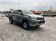 Toyota Hilux 2017 - Bán xe màu bạc