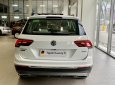 Volkswagen Tiguan 2023 - màu trắng khuyến mãi 100% trước bạ + 5 năm bảo dưỡng cho khách liên hệ Ms Minh Thư