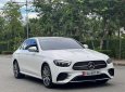 Mercedes-Benz E300 2022 - Màu trắng, nội thất nâu