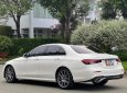 Mercedes-Benz E300 2022 - Màu trắng, nội thất nâu