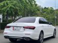 Mercedes-Benz E300 2022 - Màu trắng, nội thất nâu