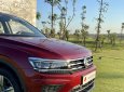 Volkswagen Tiguan 2022 - Volkswagen Tiguan Luxury S 2022 màu Đỏ - Giao ngay, khuyến mãi tháng 11: 50% phí trước bạ và quà tặng