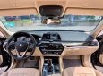 BMW 520i 2018 - Cần bán gấp xe đen nội thất kem