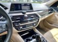 BMW 520i 2018 - Cần bán gấp xe đen nội thất kem