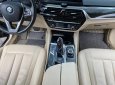 BMW 520i 2018 - Cần bán gấp xe đen nội thất kem