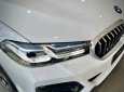 BMW 530i 2022 - Xe màu trắng