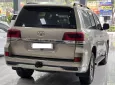 Toyota Land Cruiser LC200 2016 - Bán ô tô Toyota Land Cruiser LC200 2016, màu vàng xe chất lượng siêu đẹp 