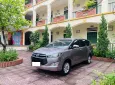 Toyota Innova 2.0E 2020 - Gia đình tôi cần bán chiếc xe ô tô Toyota Innova 2.0E màu xám vàng 2020