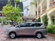 Toyota Innova 2.0E 2020 - Gia đình tôi cần bán chiếc xe ô tô Toyota Innova 2.0E màu xám vàng 2020