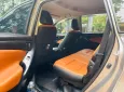 Toyota Innova 2.0E 2020 - Gia đình tôi cần bán chiếc xe ô tô Toyota Innova 2.0E màu xám vàng 2020