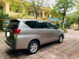 Toyota Innova 2.0E 2020 - Gia đình tôi cần bán chiếc xe ô tô Toyota Innova 2.0E màu xám vàng 2020