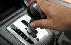 Về N khi dừng đèn đỏ không ảnh hưởng tới hộp số Về N khi dừng đèn đỏ không ảnh hưởng tới hộp số