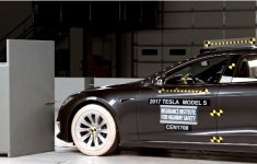 Tesla Model S tiếp tục trượt điểm an toàn tối đa của IIHS Tesla Model S tiếp tục trượt điểm an toàn tối đa của IIHS