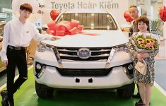 Ca sĩ Đức Phúc tậu Toyota Fortuner tặng bố mẹ