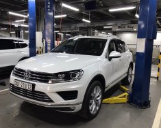 Volkswagen Touareg SUV 2017 - Cần bán Volkswagen Touareg 2017, trắng ngọc trinh, còn mới tinh không lầm lỗi, Odo 6200Km, full options giá 2 tỷ 100 tr tại Tp.HCM