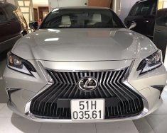 Lexus ES ES250 2018 - Bán Lexus ES 250 sx 2018 đăng ký 2019 màu vàng bạch kim, xe đi đúng 1.700km, bảo hiểm 2 chiều bao kiểm tra tại hãng giá 1 tỷ 580 tr tại Tp.HCM