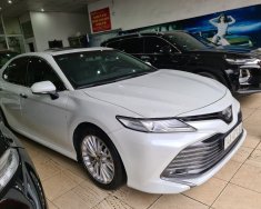 Cần bán xe Toyota Camry 2.5Q năm sản xuất 2020, màu trắng, nhập khẩu nguyên chiếc giá 1 tỷ 190 tr tại Hà Nam