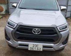 Toyota Hilux 2020 - Cần bán lại xe Toyota Hilux 2.4E AT sản xuất năm 2020, màu bạc, nhập khẩu giá 750 triệu tại Hà Giang