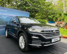 Volkswagen Touareg 2023 - Màu đen xe sang đẳng cấp có xe giao ngay và đặc biệt có xe lái thử đăng kí Ms Minh Thư giá 2 tỷ 999 tr tại Tp.HCM