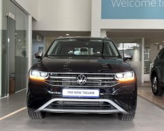 Volkswagen Tiguan 2023 - Màu đen Pearlescent huyền bí lịch lãm - Kiểu mới trẻ trung Khuyến mãi tháng 3/2023 50% trước bạ giá 1 tỷ 999 tr tại Tp.HCM