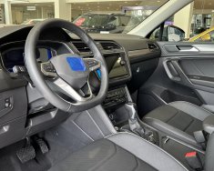 Volkswagen Teramont Teramont đen nội thất đen 2023 - Cần bán xe demo Teramont Đen nội thất đen 2023 còn mới giá 2 tỷ 180 tr tại Tp.HCM