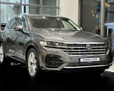 Volkswagen Touareg Luxury 2023 - màu xám sang trọng, đẹp mắt, xe nhập khẩu nguyên chiếc, tặng voucher phụ kiện 400 triệu ++ 0% lãi suất giá 3 tỷ 99 tr tại Tp.HCM