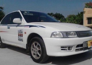 Mitsubishi Lancer  MT 2002 - Cần bán gấp Mitsubishi Lancer MT 2002, màu trắng số sàn, giá tốt