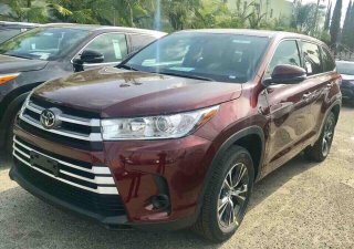 Toyota Highlander LE 2.7L 2017 - Bán xe Toyota Highlander LE 2.7L 2017, màu đỏ nội thất kem giao ngay