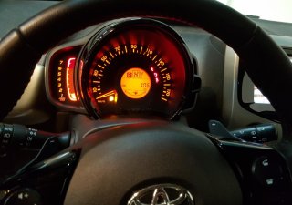 Toyota Aygo 2016 - Bán Toyota Aygo sản xuất 2016, màu đỏ, nhập khẩu