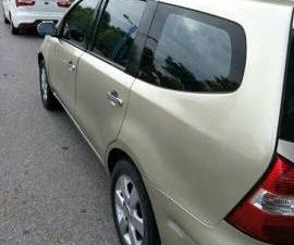 Nissan Grand livina  MT 2011 - Cần bán gấp Nissan Livina 2011, màu vàng cát, còn mới
