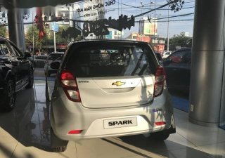 Chevrolet Spark    2018 - Bán Chevrolet Spark đời 2018, màu bạc
