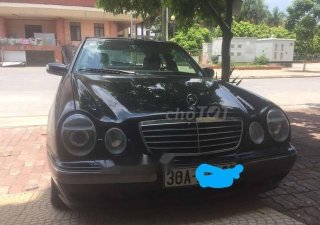 Mercedes-Benz E class 2001 - Cần bán xe Mercedes sản xuất năm 2001, màu đen xe gia đình, giá tốt