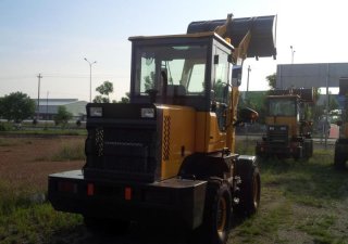 Xe tải 500kg - dưới 1 tấn 2018 - Bán và cho thuê máy xúc lật khu vực miền trung Quảng Nam, Đà Nẵng