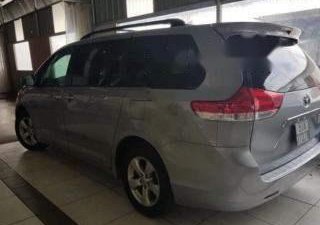 Toyota Sienna   LE 2.7   2011 - Bán ô tô Toyota Sienna LE 2.7 sản xuất năm 2011, màu xám còn mới