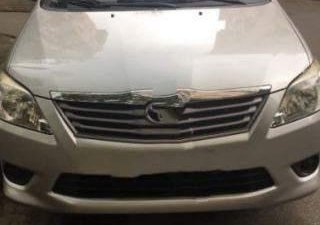 Toyota Innova   2012 - Cần bán gấp Toyota Innova đời 2012, màu vàng, số sàn