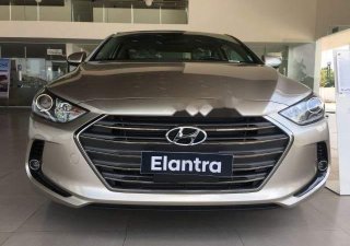 Hyundai Elantra 2018 - Cần bán xe Hyundai Elantra đời 2018, màu vàng