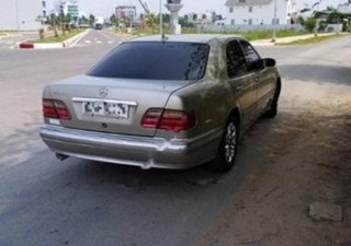 Mercedes-Benz E class E240 2000 - Cần bán xe Mercedes E240 2000 số sàn, giá 205tr