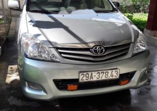 Toyota Innova 2011 - Bán Toyota Innova sản xuất năm 2011, màu bạc, giá chỉ 400 triệu