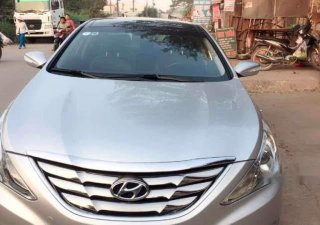 Hyundai Sonata  AT 2010 - Cần bán xe Hyundai Sonata AT 2010, màu bạc, xe đẹp