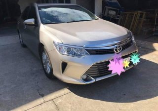 Toyota Camry 2.0 2016 - Bán Toyota Camry 2.0 năm 2016, màu vàng, giá tốt