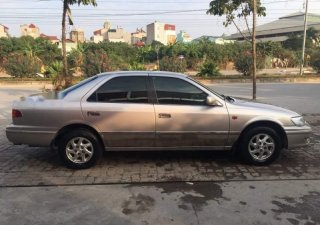 Toyota Camry  GLi 2001 - Cần bán Toyota Camry GLi 2001, màu bạc số sàn
