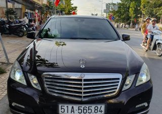 Mercedes-Benz E class E300 2010 - Bán xe Mercedes E300 2010 màu nâu giá 770tr và Camry 2.5Q 2012 trắng, giá 780tr