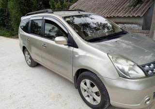 Nissan Grand livina 2011 - Gia đình bán Nissan Grand livina sản xuất năm 2011, màu vàng, nhập khẩu