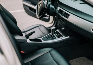 BMW 3 Series 320I 2010 - Cần bán em BMW 320i ĐKLĐ 2010, màu trắng