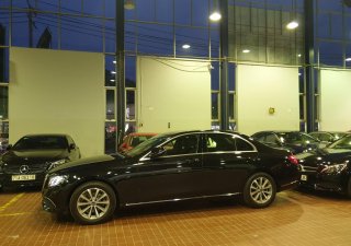 Mercedes-Benz E class 2017 - Cần bán gấp chiếc Mercedes - Benz E200, đời 2017, màu đen, giao nhanh